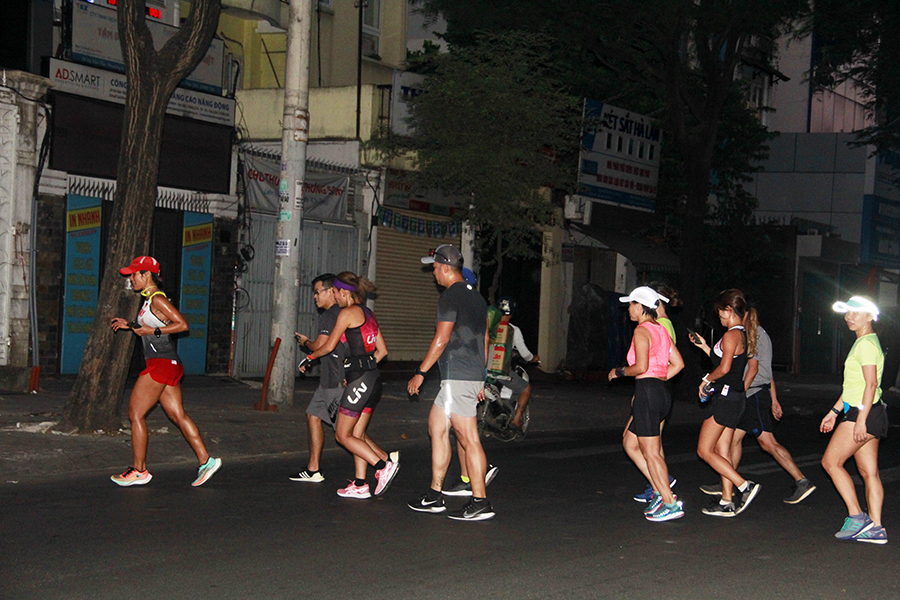 Runner Sài thành chạy xuyên bóng tối, múa chân vẽ số 2020 mừng năm mới khởi sắc Runner Sài thành chạy xuyên bóng tối, múa chân vẽ số 2020 mừng năm mới khởi sắc