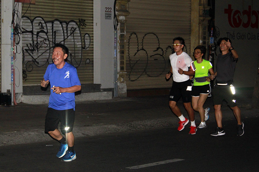 Runner Sài thành chạy xuyên bóng tối, múa chân vẽ số 2020 mừng năm mới khởi sắc Runner Sài thành chạy xuyên bóng tối, múa chân vẽ số 2020 mừng năm mới khởi sắc