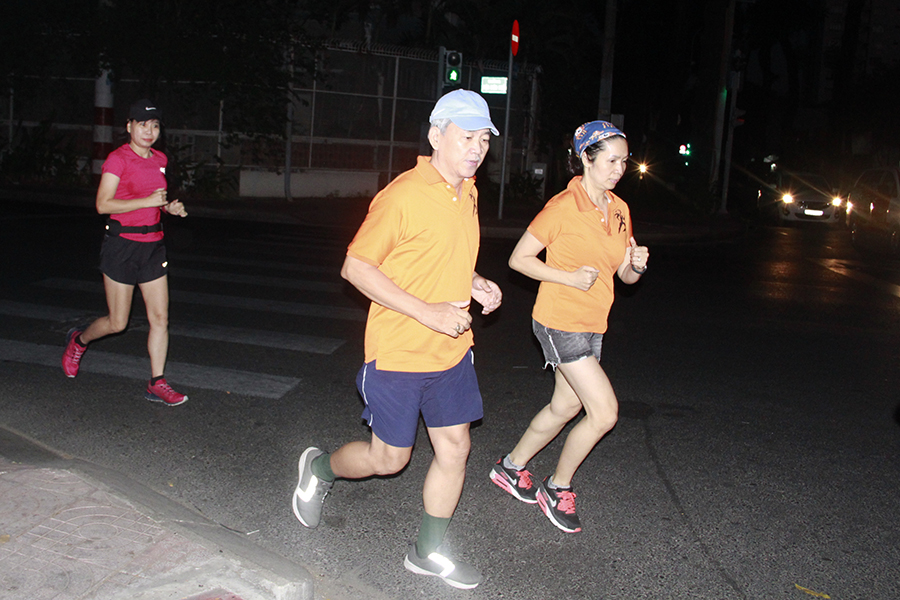 Runner Sài thành chạy xuyên bóng tối, múa chân vẽ số 2020 mừng năm mới khởi sắc Runner Sài thành chạy xuyên bóng tối, múa chân vẽ số 2020 mừng năm mới khởi sắc
