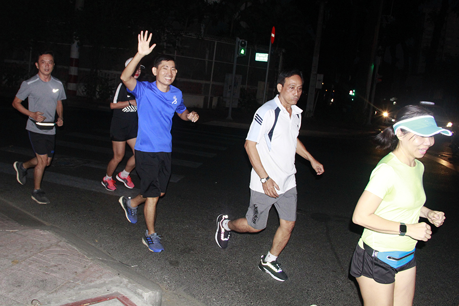 Runner Sài thành chạy xuyên bóng tối, múa chân vẽ số 2020 mừng năm mới khởi sắc Runner Sài thành chạy xuyên bóng tối, múa chân vẽ số 2020 mừng năm mới khởi sắc
