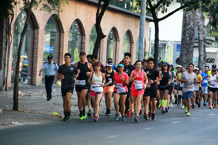 Runner Sài thành chạy xuyên bóng tối, múa chân vẽ số 2020 mừng năm mới khởi sắc Runner Sài thành chạy xuyên bóng tối, múa chân vẽ số 2020 mừng năm mới khởi sắc