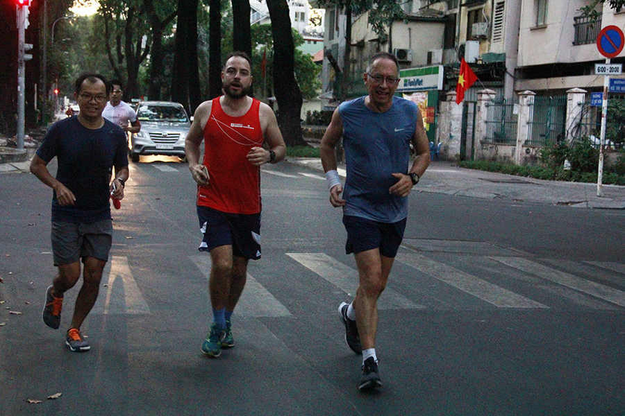 Runner Sài thành chạy xuyên bóng tối, múa chân vẽ số 2020 mừng năm mới khởi sắc Runner Sài thành chạy xuyên bóng tối, múa chân vẽ số 2020 mừng năm mới khởi sắc