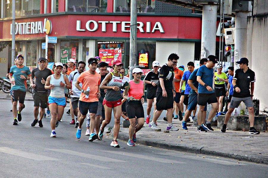 Runner Sài thành chạy xuyên bóng tối, múa chân vẽ số 2020 mừng năm mới khởi sắc Runner Sài thành chạy xuyên bóng tối, múa chân vẽ số 2020 mừng năm mới khởi sắc
