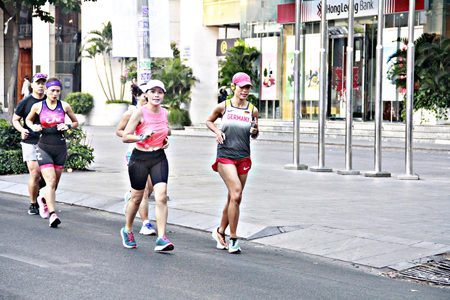 Runner Sài thành chạy xuyên bóng tối, múa chân vẽ số 2020 mừng năm mới khởi sắc Runner Sài thành chạy xuyên bóng tối, múa chân vẽ số 2020 mừng năm mới khởi sắc