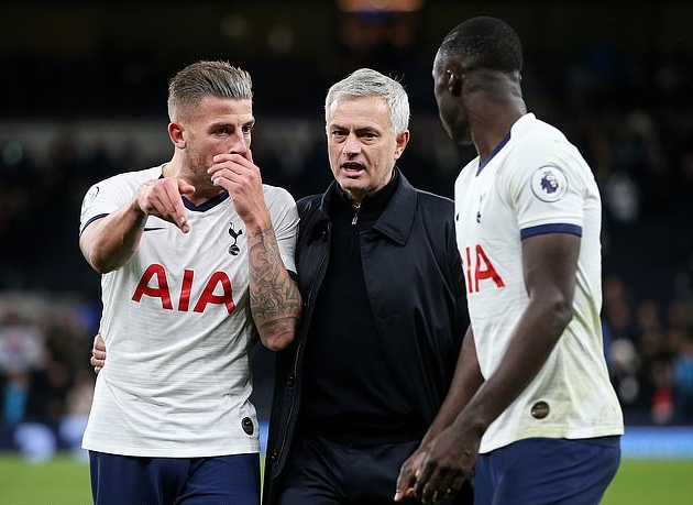 HLV Mourinho tiết lộ lý do kỳ lạ khiến hậu vệ Tottenham chơi không tốt