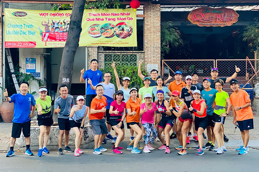 Runner Sài thành chạy xuyên bóng tối, múa chân vẽ số 2020 mừng năm mới khởi sắc