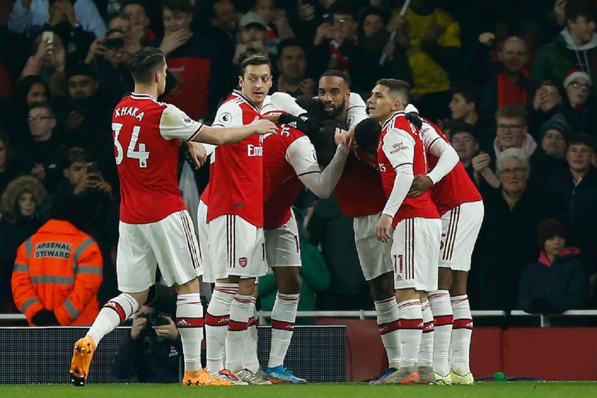 Mesut Ozil được huyền thoại MU khen ngợi khi tỏa sáng với Arsenal