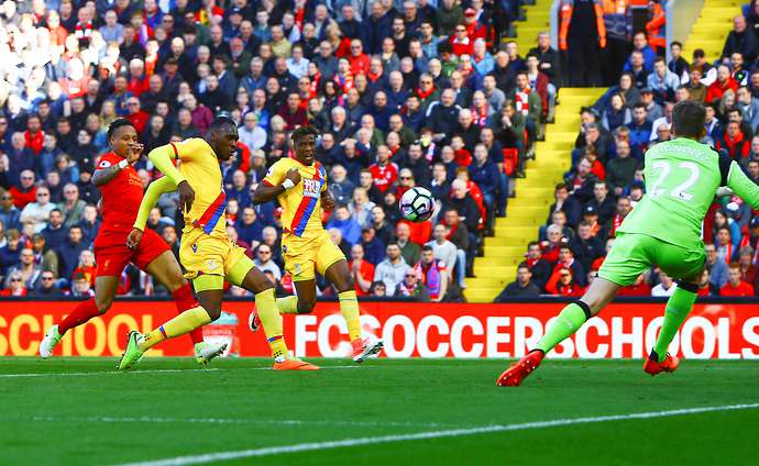 Liverpool có bùa may mắn để bất bại trên sân nhà ở Ngoại hạng Anh