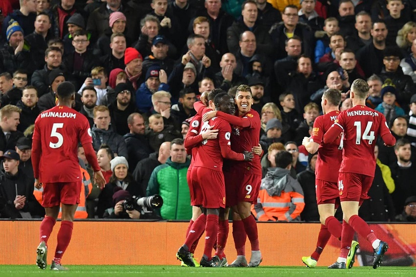Liverpool đã hơn Man City và MU bao nhiêu điểm sau 1 năm bất bại? Liverpool đã hơn Man City và MU bao nhiêu điểm sau 1 năm bất bại?