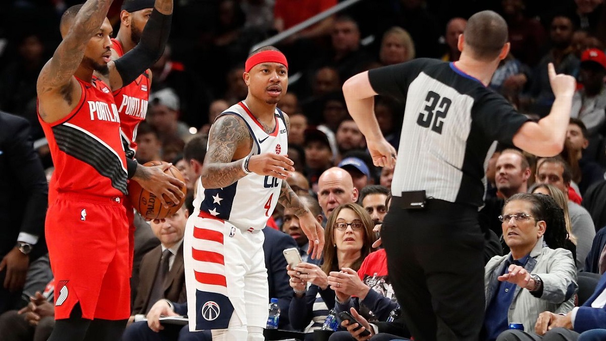 Có ai "đen" như Isaiah Thomas, chưa kịp chơi đã bị đuổi khỏi sân?