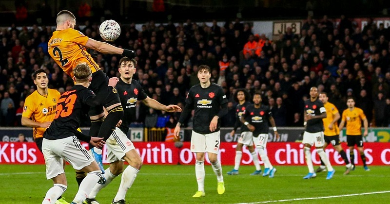 Công nghệ VAR cứu thua cho MU ở cuối trận hòa Wolves tại FA Cup