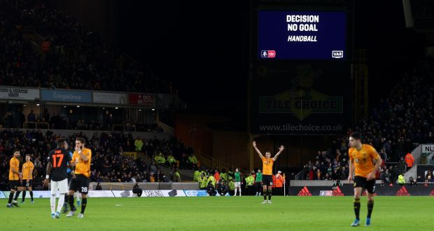 Công nghệ VAR cứu thua cho MU ở cuối trận hòa Wolves tại FA Cup