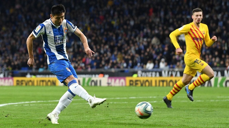 Cộng đồng mạng Trung Quốc phát cuồng với tiền đạo sút tung lưới Barca