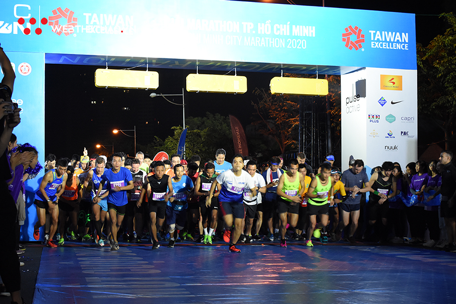 HCMC Marathon 2020 khởi tranh trong đêm: Runner sẵn sàng chinh phục bình minh cầu Phú Mỹ HCMC Marathon 2020 khởi tranh trong đêm: Runner sẵn sàng chinh phục bình minh cầu Phú Mỹ