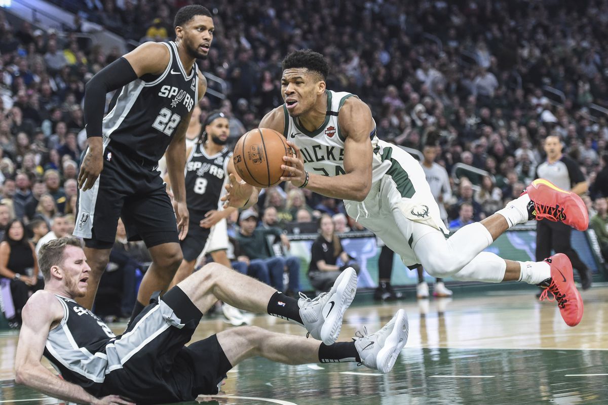 Giằng co trong 3 hiệp đầu, Spurs đành "gục ngã" trước Bucks trong hiệp cuối