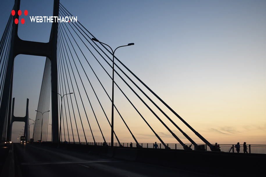 Cầu Phú Mỹ huyền ảo trong đêm đón vận động viên của HCMC Marathon 2020