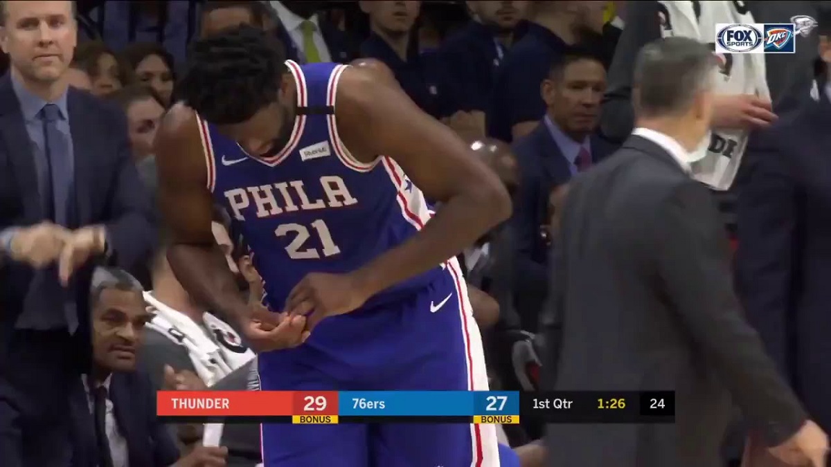 Cập nhật: Joel Embiid với ngón tay "biến dạng" sau pha truy cản đối phương
