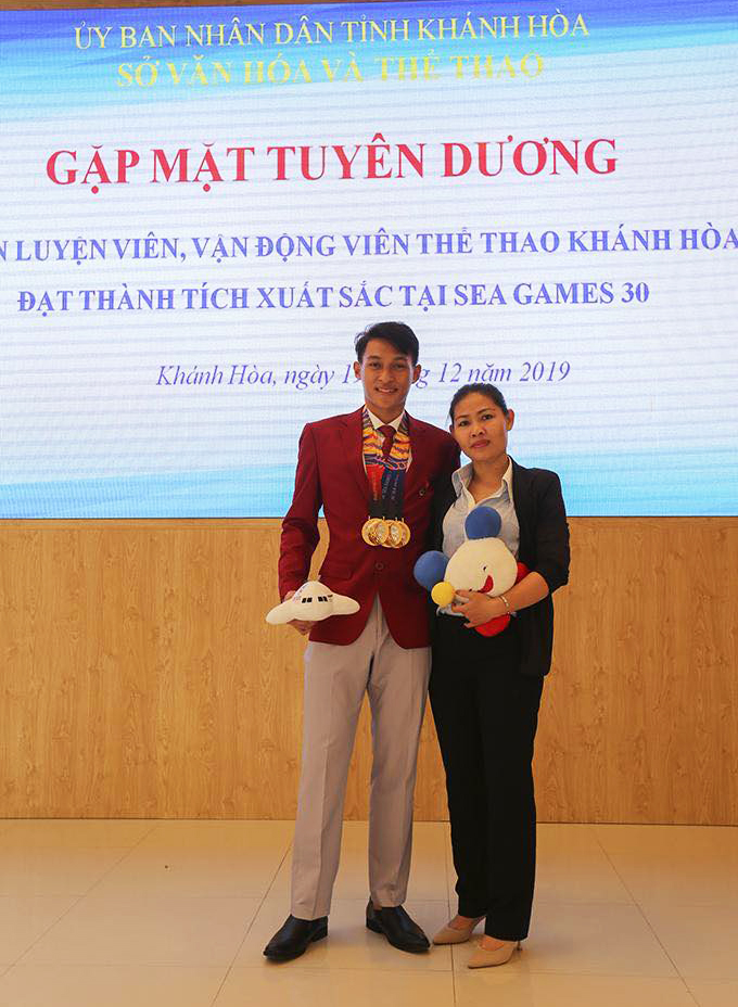 “Chàng trai đánh cắp trái tim” Trần Nhật Hoàng: Nhắc đến mẹ là khóc, dễ thương viết thư tay trả lời phỏng vấn