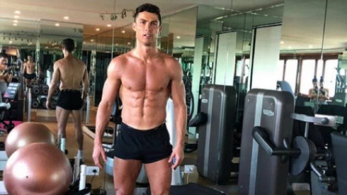 Ronaldo khoe cơ bắp cuồn cuộn trước trận Juventus vs Roma Ronaldo khoe cơ bắp cuồn cuộn trước trận Juventus vs Roma
