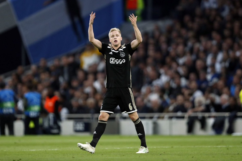 MU choáng khi Ajax hét giá cho tiền vệ Van de Beek MU choáng khi Ajax hét giá cho tiền vệ Van de Beek