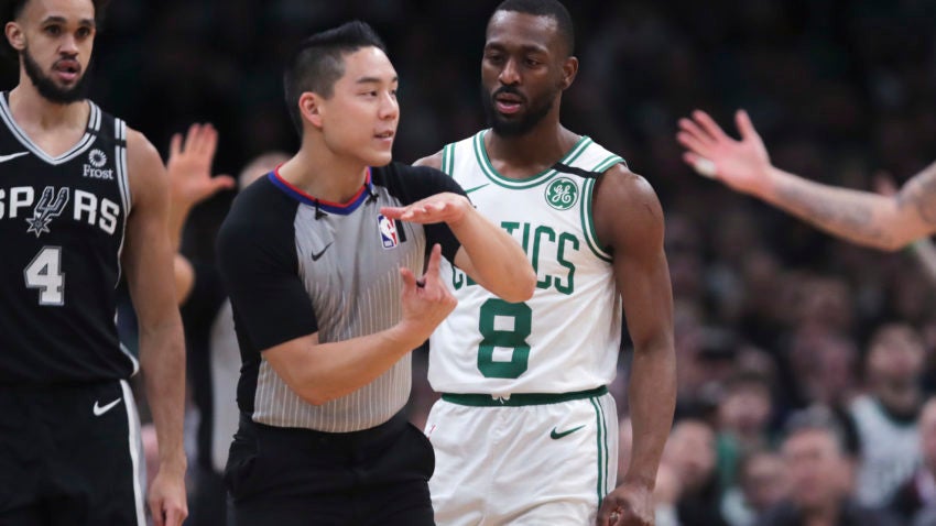 Ném lon bia xuống sân, 1 CĐV bị bắt ở trận Celtics vs Spurs