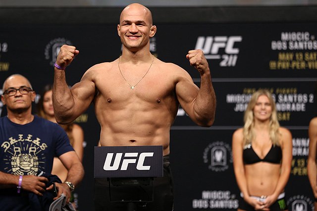 Junior Dos Santos "suýt chết" vì nhiễm trùng chân
