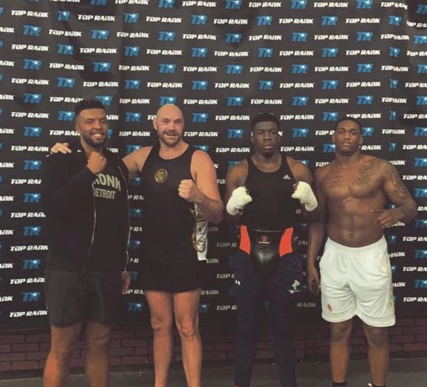 Tyson Fury tập luyện với 2 võ sĩ vô danh để chuẩn bị tái đấu Deontay Wilder