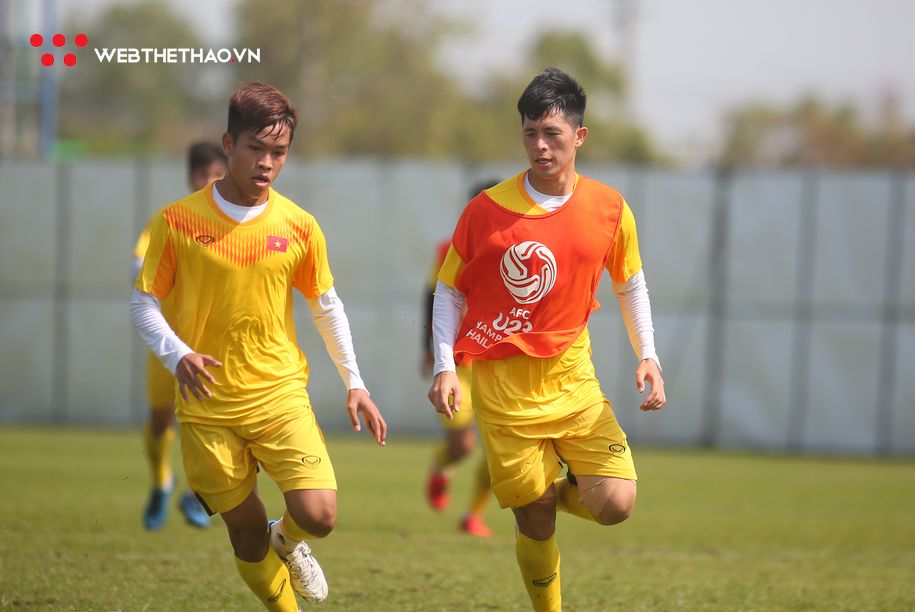 Đình Trọng băng kín đùi tập luyện, thầy Park nín thở chờ đợi