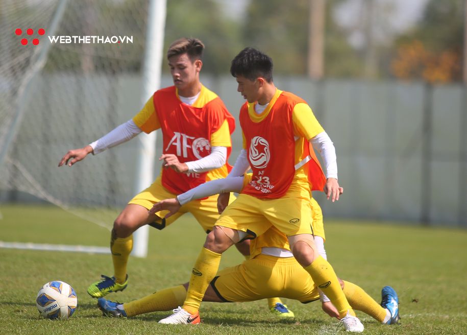 Đình Trọng băng kín đùi tập luyện, thầy Park nín thở chờ đợi