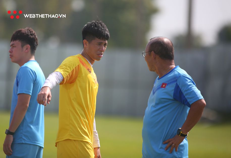 Đình Trọng băng kín đùi tập luyện, thầy Park nín thở chờ đợi