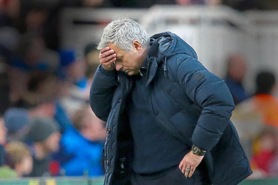 Mourinho méo mặt về Tottenham trước đại chiến với Liverpool
