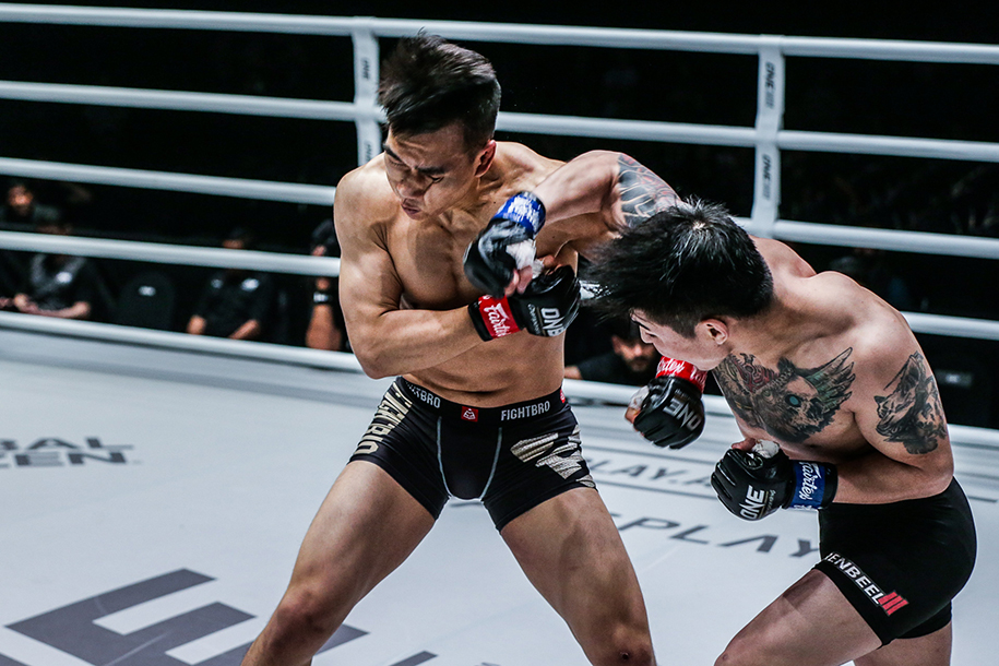 Võ sĩ “bẻ chân” trọng tài sau khi bị hạ knockout ở ONE Championship