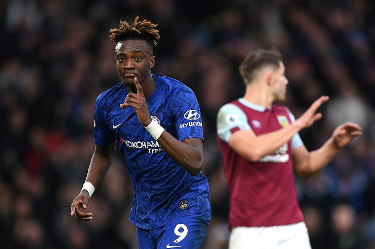 Chelsea hưởng lợi khi Abraham sánh ngang thành tích của Lampard