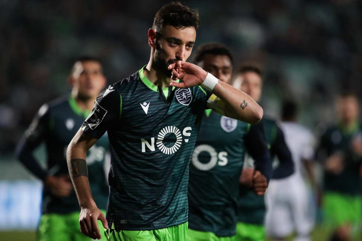 CĐV MU phấn khích khi mục tiêu Bruno Fernandes tiếp tục ghi bàn
