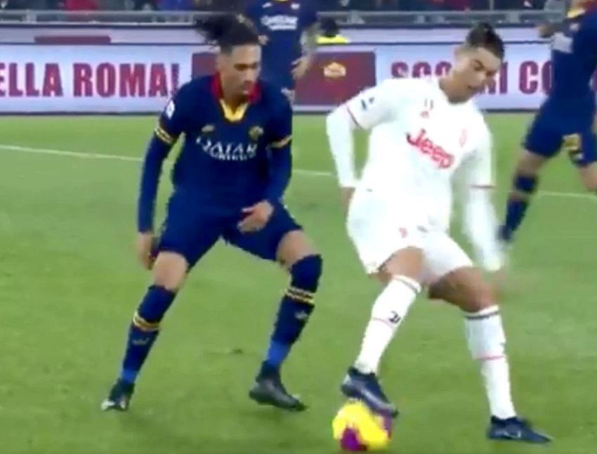 Ronaldo làm bẽ mặt hậu vệ của MU bằng kỹ năng đáng kinh ngạc