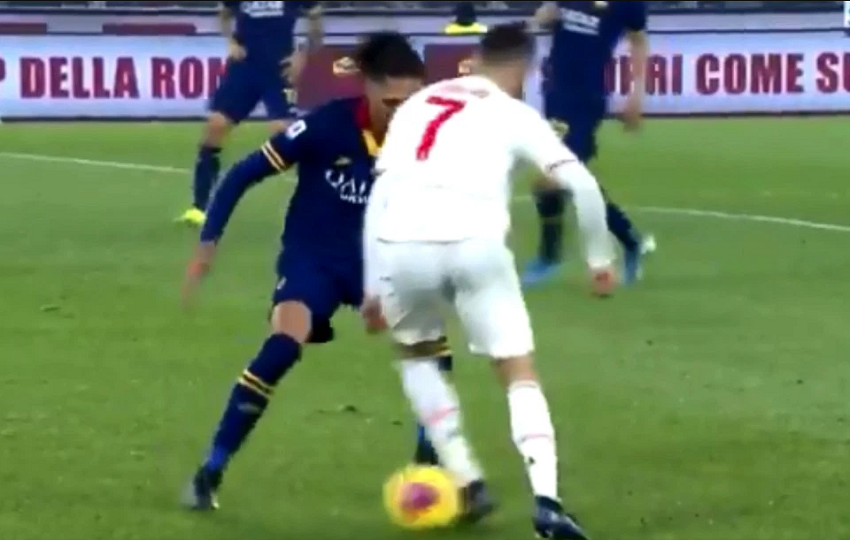 Ronaldo làm bẽ mặt hậu vệ của MU bằng kỹ năng đáng kinh ngạc