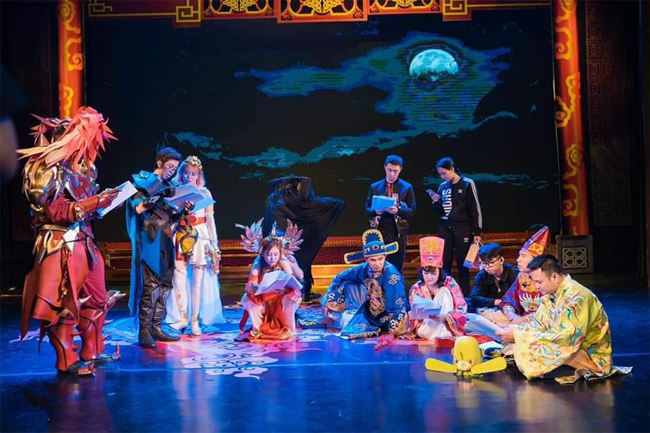 Team Flash cùng các nghệ sĩ Táo quân thực hiện Táo Liên Quân 2019 Team Flash cùng các nghệ sĩ Táo quân thực hiện Táo Liên Quân 2019