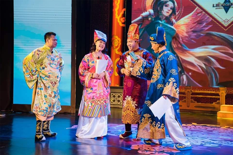 Team Flash cùng các nghệ sĩ Táo quân thực hiện Táo Liên Quân 2019 Team Flash cùng các nghệ sĩ Táo quân thực hiện Táo Liên Quân 2019