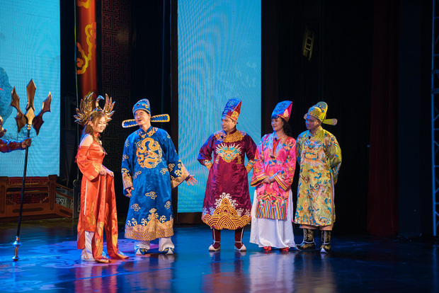 Team Flash cùng các nghệ sĩ Táo quân thực hiện Táo Liên Quân 2019 Team Flash cùng các nghệ sĩ Táo quân thực hiện Táo Liên Quân 2019