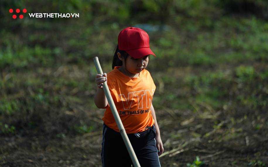 Gậy "tự chế" song hành với vận động viên trên đường đua Vietnam Trail Marathon 2020
