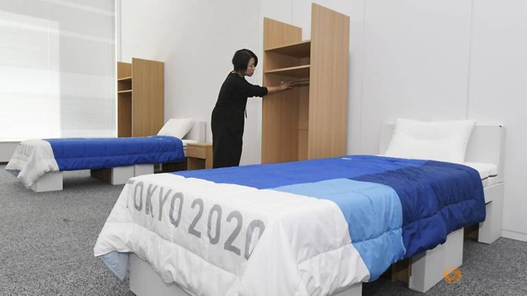Giường ngủ ở Olympic và Paralympic Games 2020 làm từ bìa các-tông