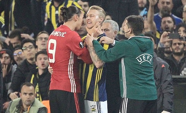 Ibrahimovic khó xử khi hội ngộ đối thủ từng bị anh bóp cổ Ibrahimovic khó xử khi hội ngộ đối thủ từng bị anh bóp cổ