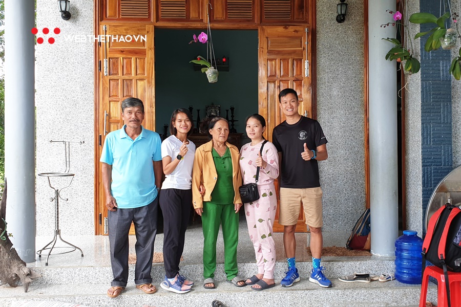 Về quê Hồng Lệ chăn lợn rừng, đuổi gà chạy bộ và ăn cà xanh chấm mắm cá Về quê Hồng Lệ chăn lợn rừng, đuổi gà chạy bộ và ăn cà xanh chấm mắm cá