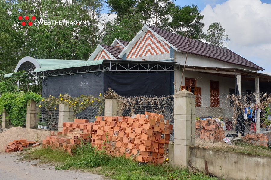 Về quê Hồng Lệ chăn lợn rừng, đuổi gà chạy bộ và ăn cà xanh chấm mắm cá Về quê Hồng Lệ chăn lợn rừng, đuổi gà chạy bộ và ăn cà xanh chấm mắm cá