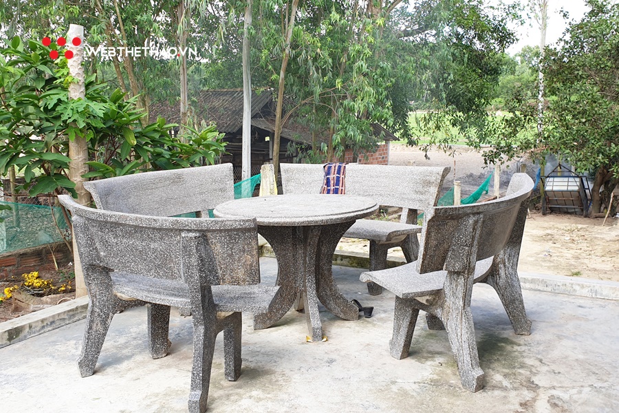 Về quê Hồng Lệ chăn lợn rừng, đuổi gà chạy bộ và ăn cà xanh chấm mắm cá Về quê Hồng Lệ chăn lợn rừng, đuổi gà chạy bộ và ăn cà xanh chấm mắm cá