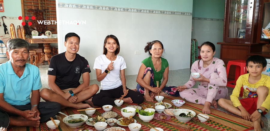 Về quê Hồng Lệ chăn lợn rừng, đuổi gà chạy bộ và ăn cà xanh chấm mắm cá Về quê Hồng Lệ chăn lợn rừng, đuổi gà chạy bộ và ăn cà xanh chấm mắm cá