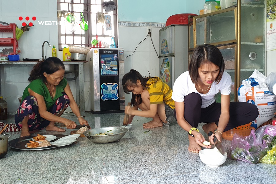 Về quê Hồng Lệ chăn lợn rừng, đuổi gà chạy bộ và ăn cà xanh chấm mắm cá Về quê Hồng Lệ chăn lợn rừng, đuổi gà chạy bộ và ăn cà xanh chấm mắm cá