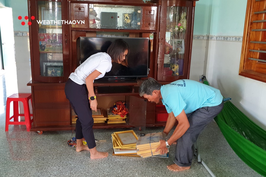 Về quê Hồng Lệ chăn lợn rừng, đuổi gà chạy bộ và ăn cà xanh chấm mắm cá Về quê Hồng Lệ chăn lợn rừng, đuổi gà chạy bộ và ăn cà xanh chấm mắm cá