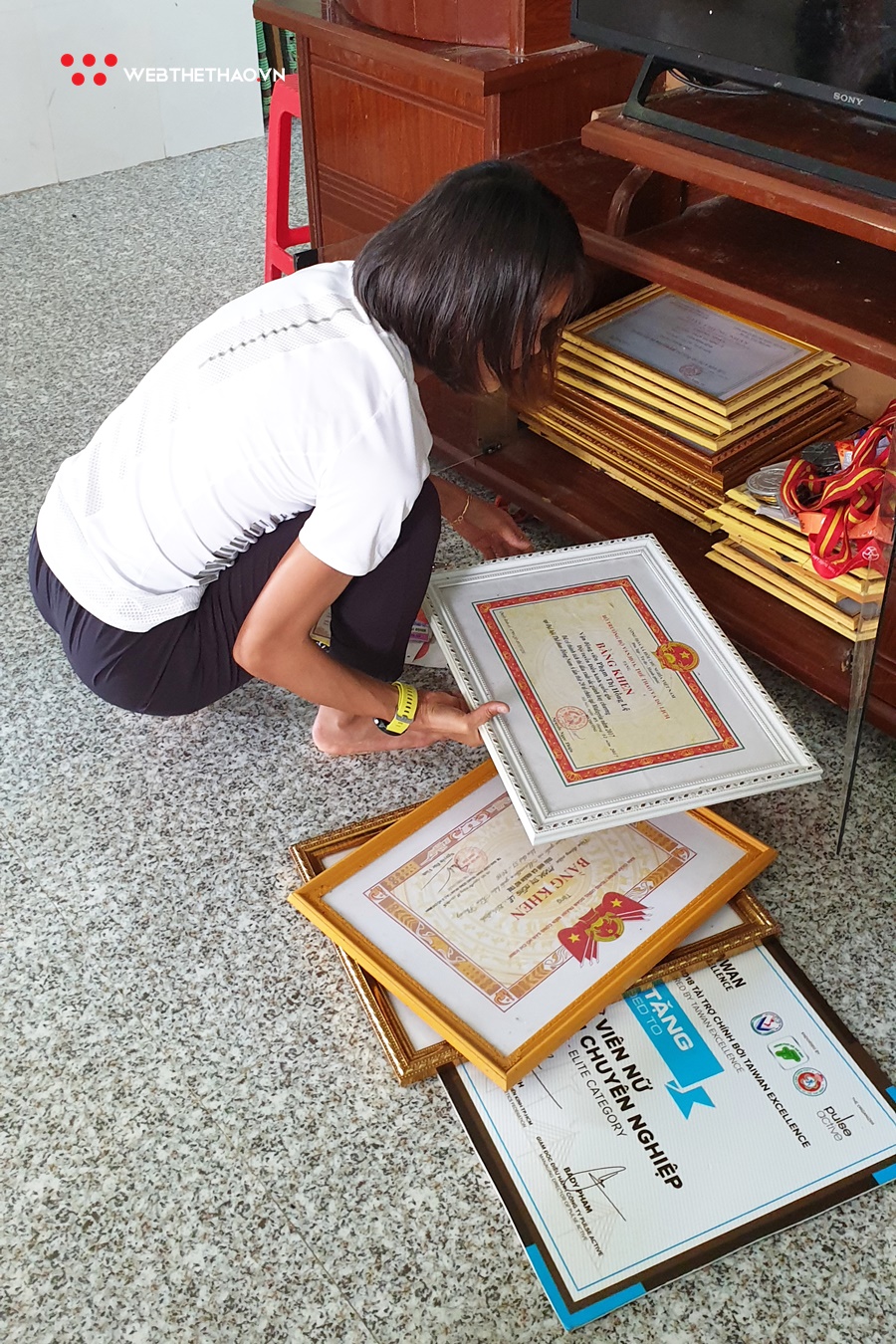 Về quê Hồng Lệ chăn lợn rừng, đuổi gà chạy bộ và ăn cà xanh chấm mắm cá Về quê Hồng Lệ chăn lợn rừng, đuổi gà chạy bộ và ăn cà xanh chấm mắm cá