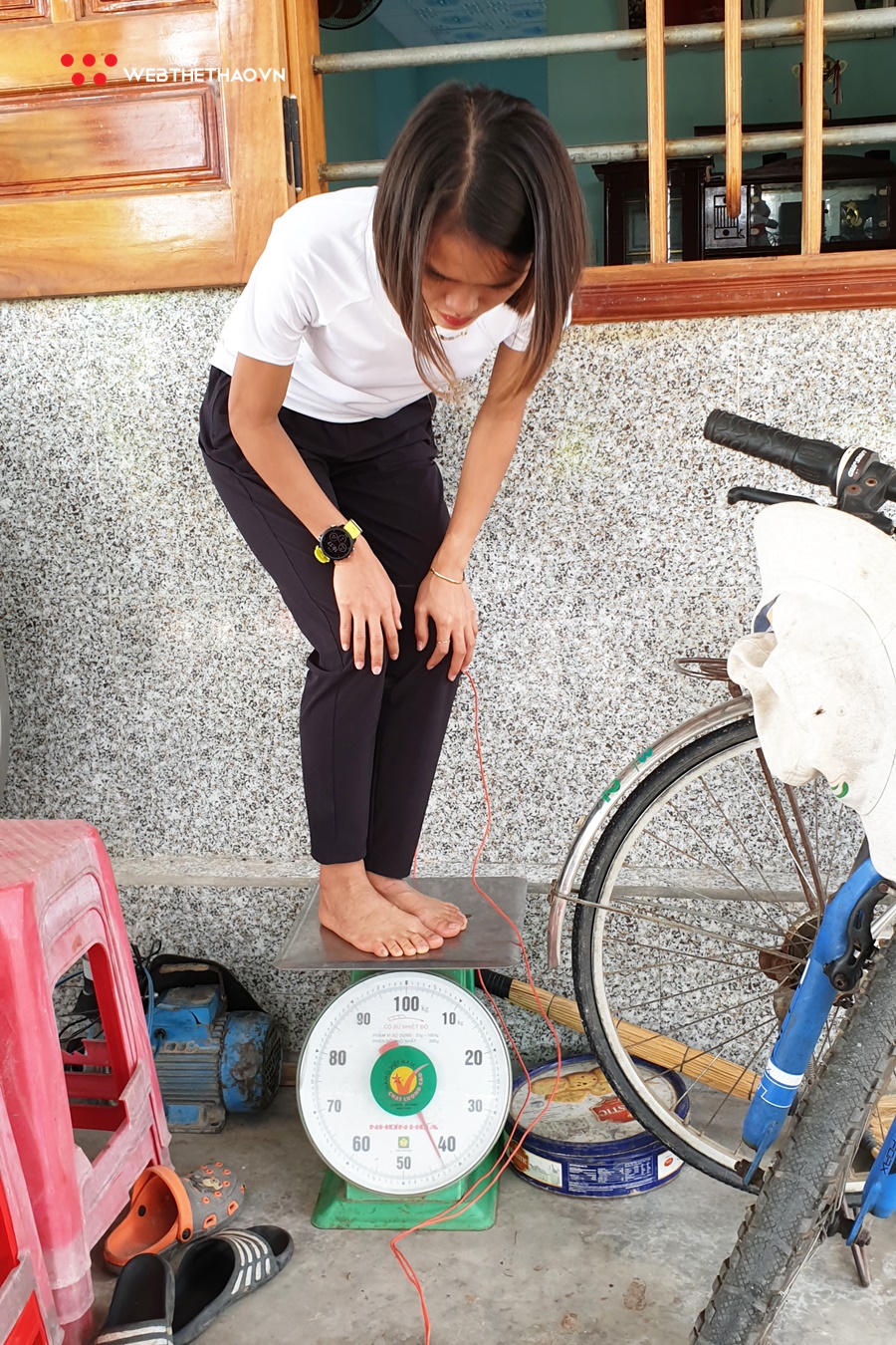 Về quê Hồng Lệ chăn lợn rừng, đuổi gà chạy bộ và ăn cà xanh chấm mắm cá Về quê Hồng Lệ chăn lợn rừng, đuổi gà chạy bộ và ăn cà xanh chấm mắm cá